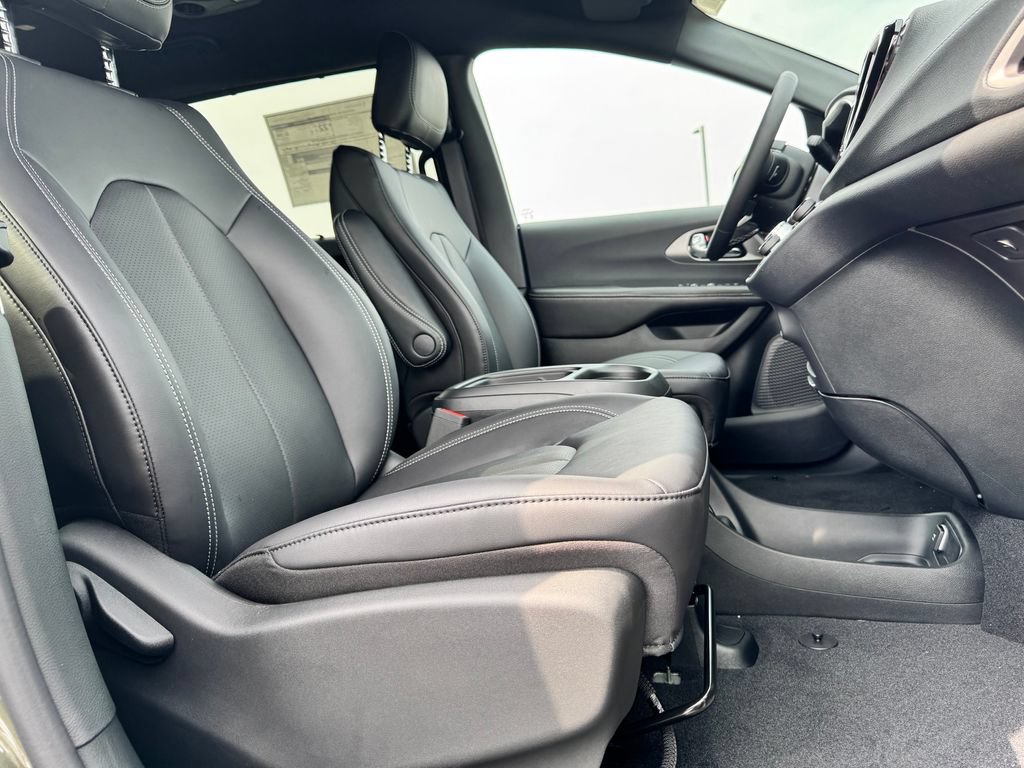 New 2027 Chrysler Pacifica Select FWD image 10