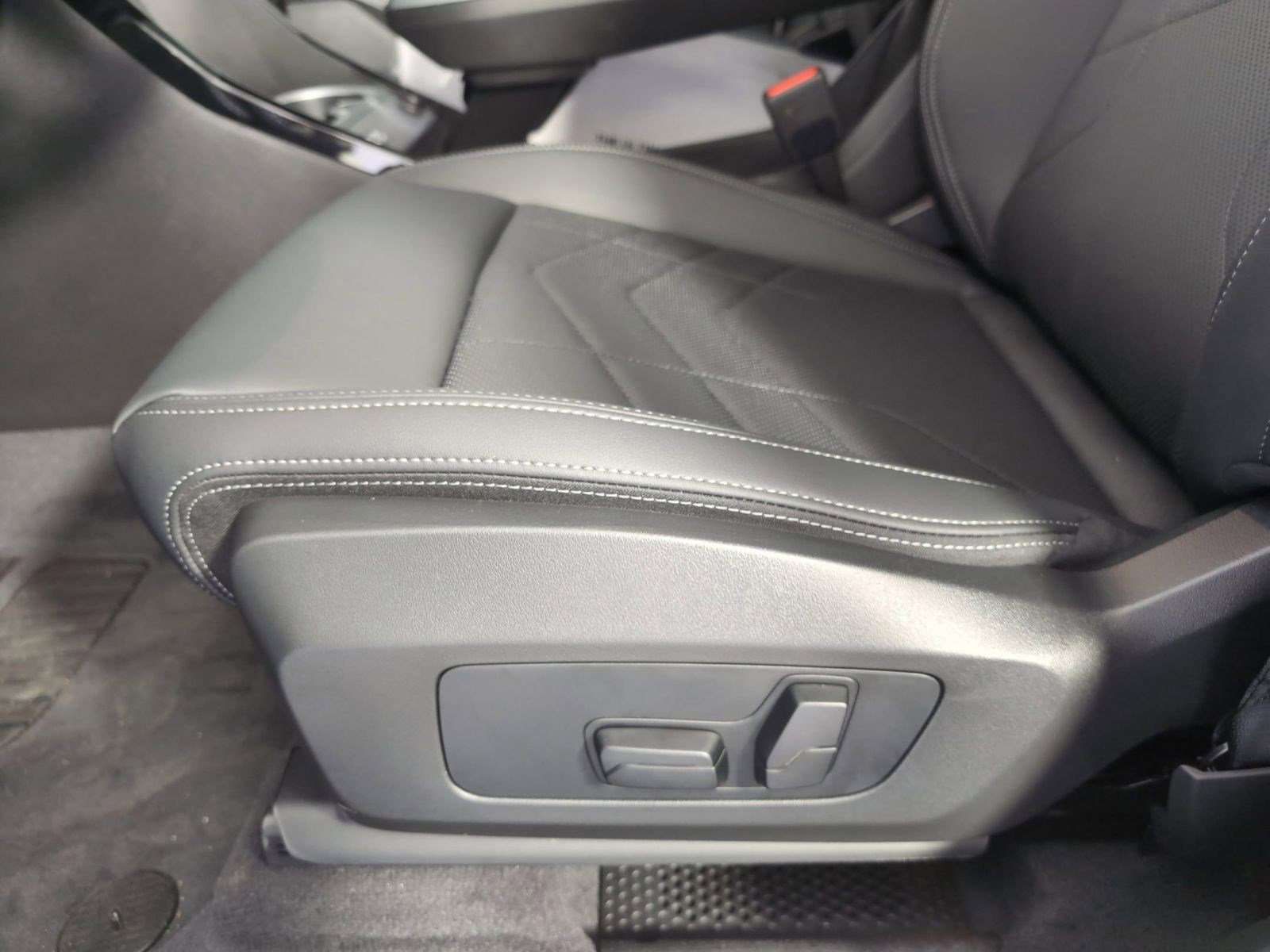 Used 2025 BMW X1 xDrive28i w/ Premium Package image 13