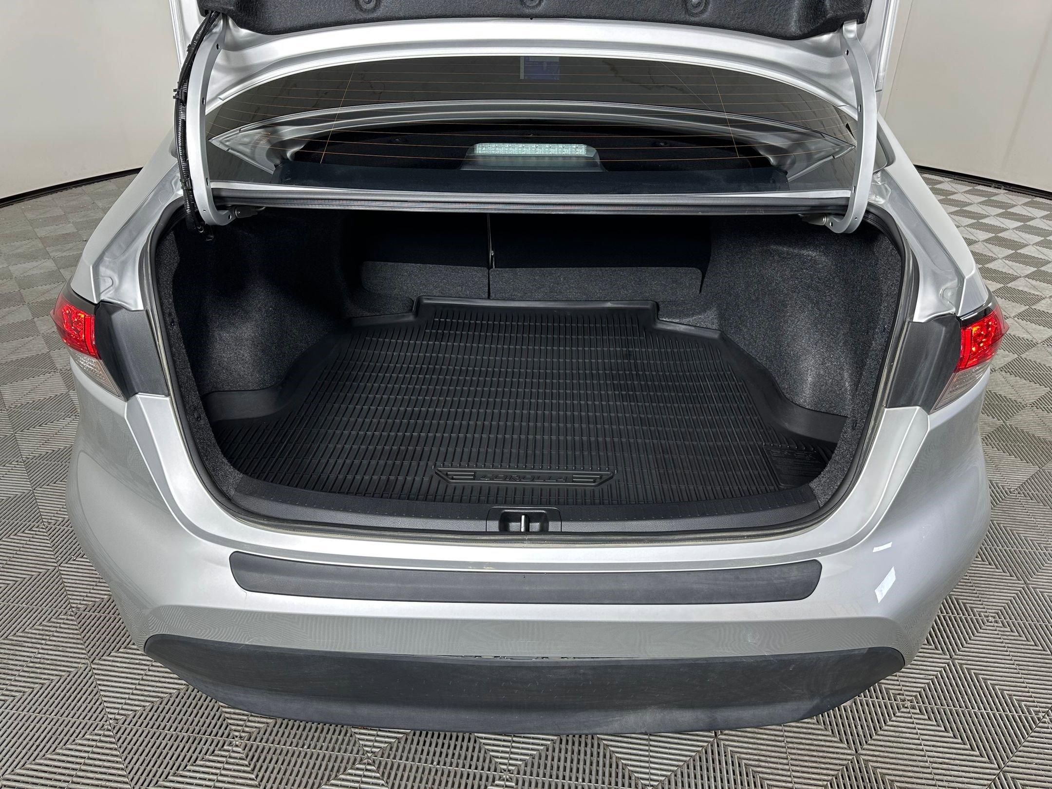 Used 2025 Toyota Corolla LE image 31