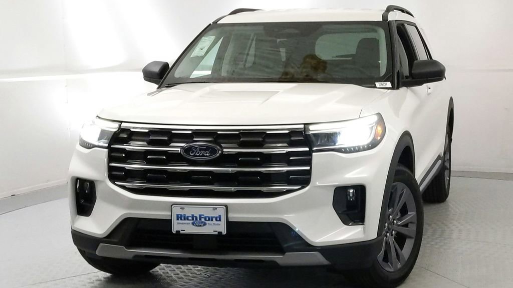 New 2025 Ford Explorer Active w/ Active Comfort Package image 8