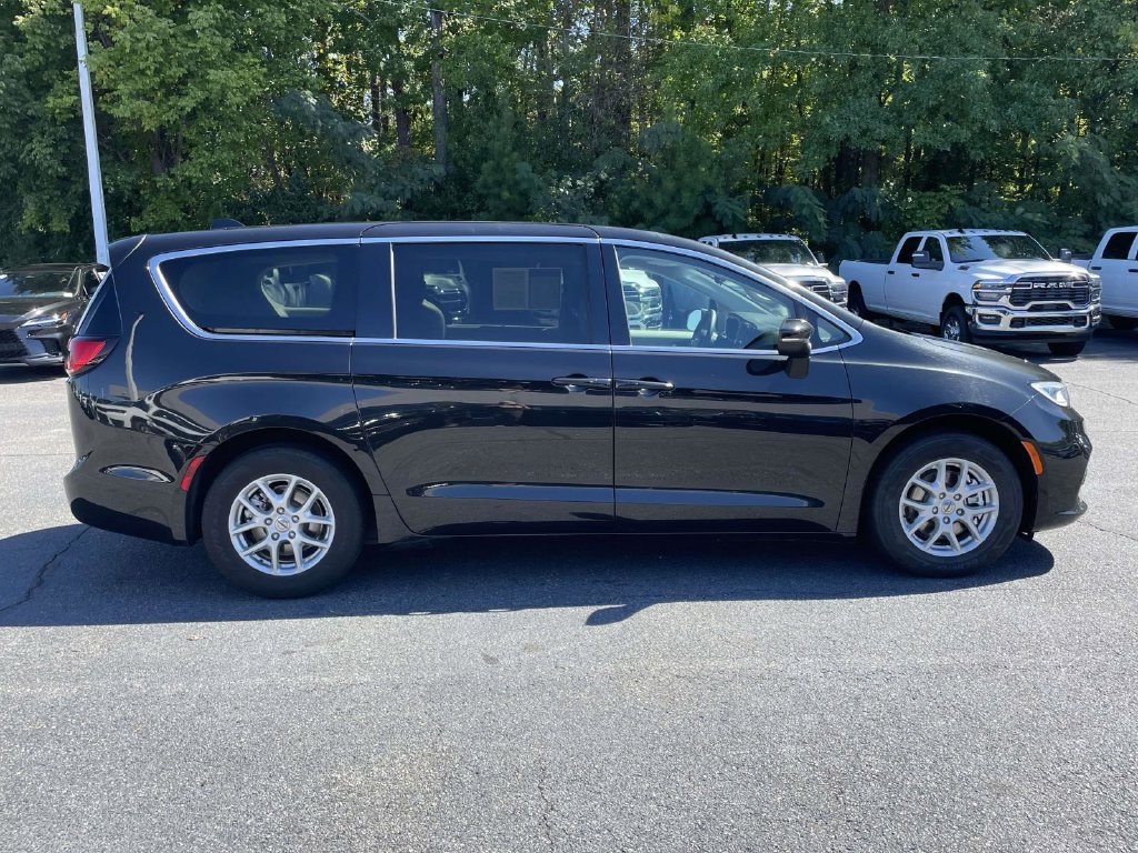 Certified 2023 Chrysler Pacifica Touring-L FWD image 9