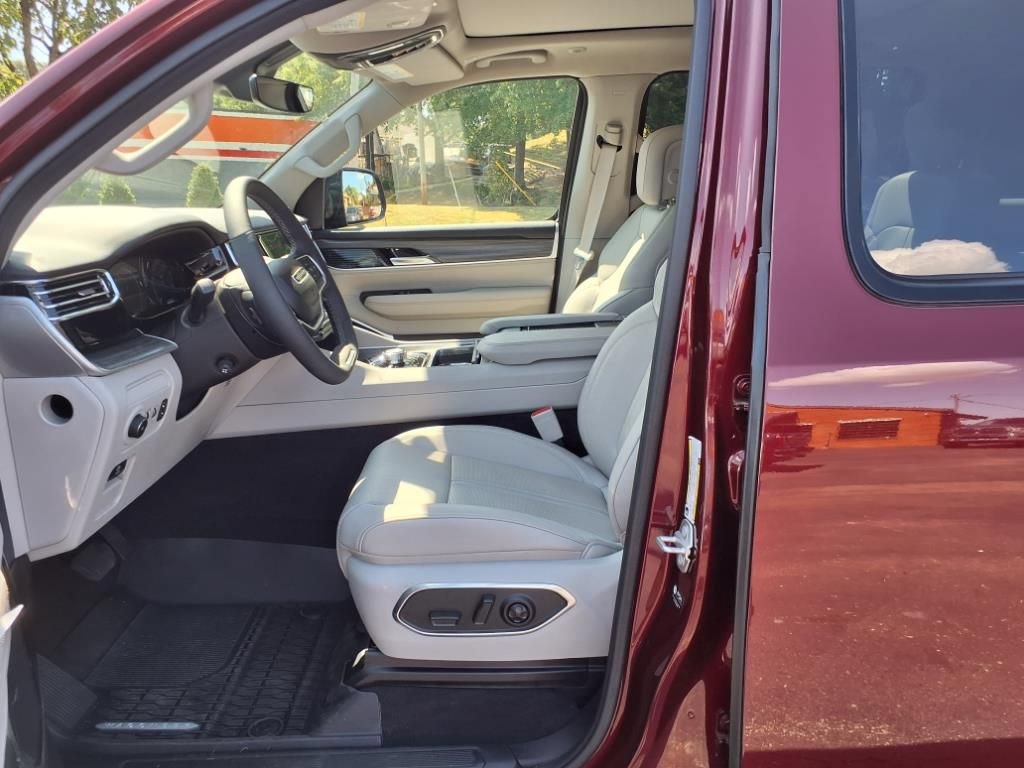 Used 2024 Jeep Wagoneer L Series III w/ Premium Group I AWD/4WD image 4
