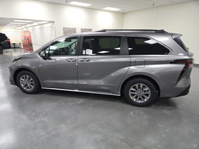 New 2026 Toyota Sienna XLE image 3