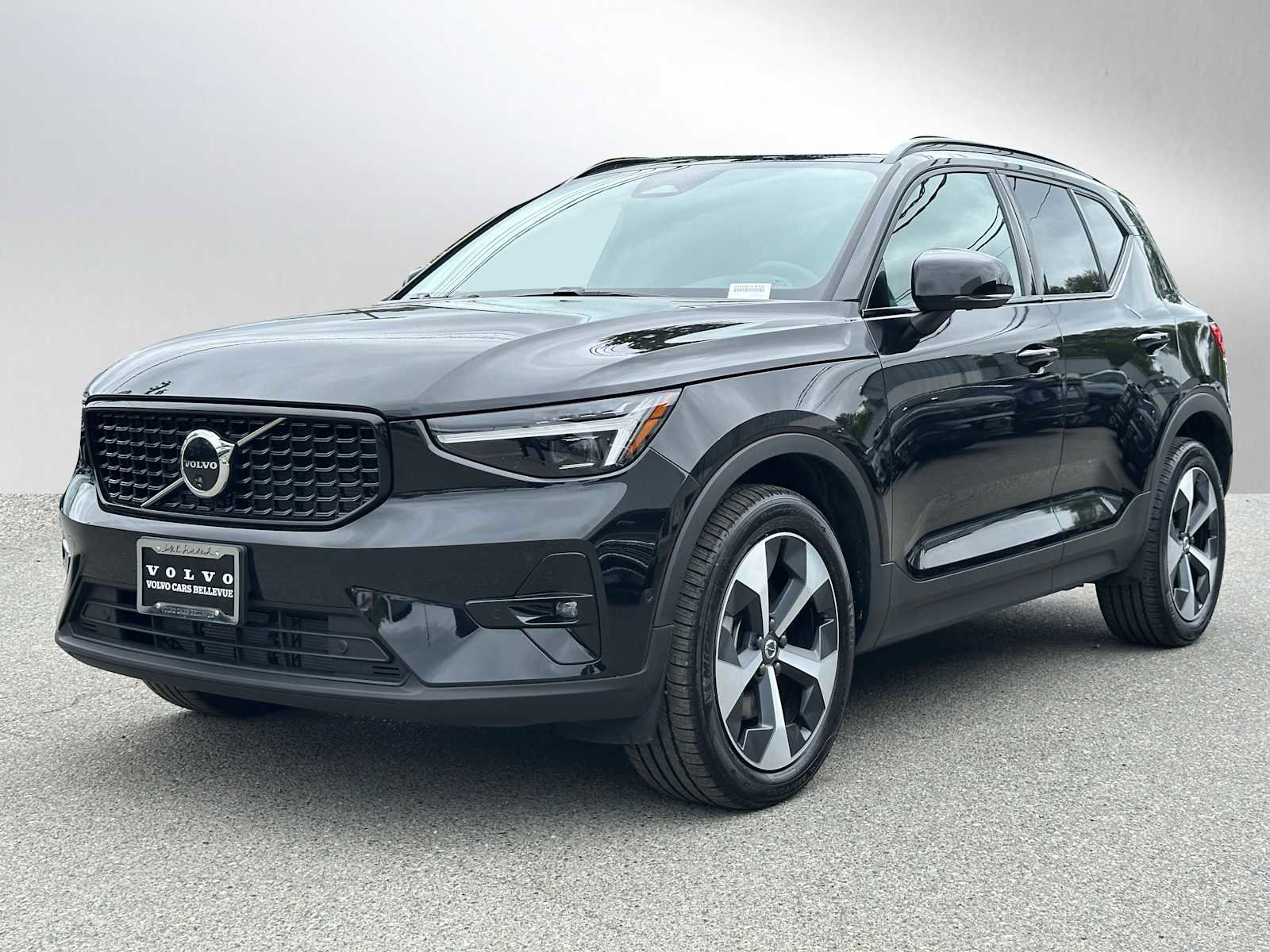 Used 2025 Volvo XC40 B5 Plus w/ Protection Package Premier AWD/4WD image 7