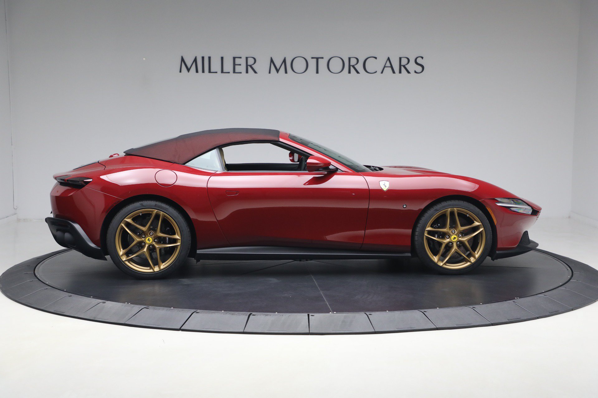 Certified 2025 Ferrari Roma Spider RWD image 33