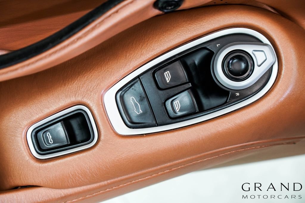 Used 2021 Aston Martin V8 Vantage Roadster RWD image 43