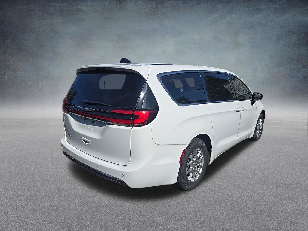 Used 2026 Chrysler Pacifica Select FWD image 8