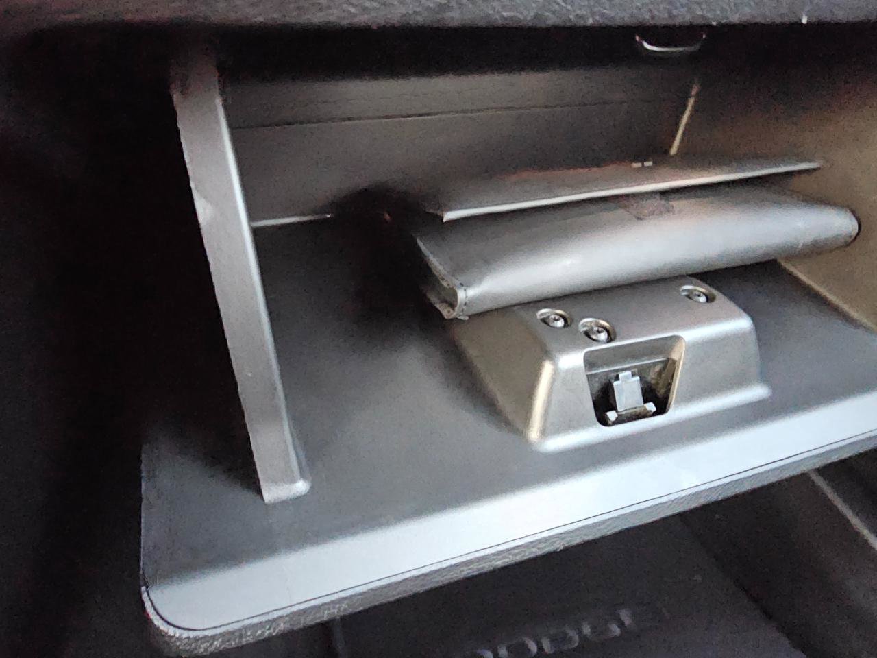 Used 2013 Dodge Avenger SE image 40