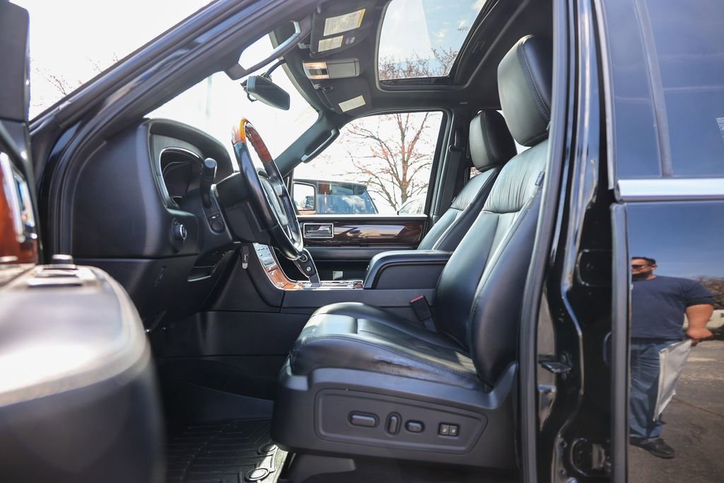 Used 2017 Lincoln Navigator Select image 29