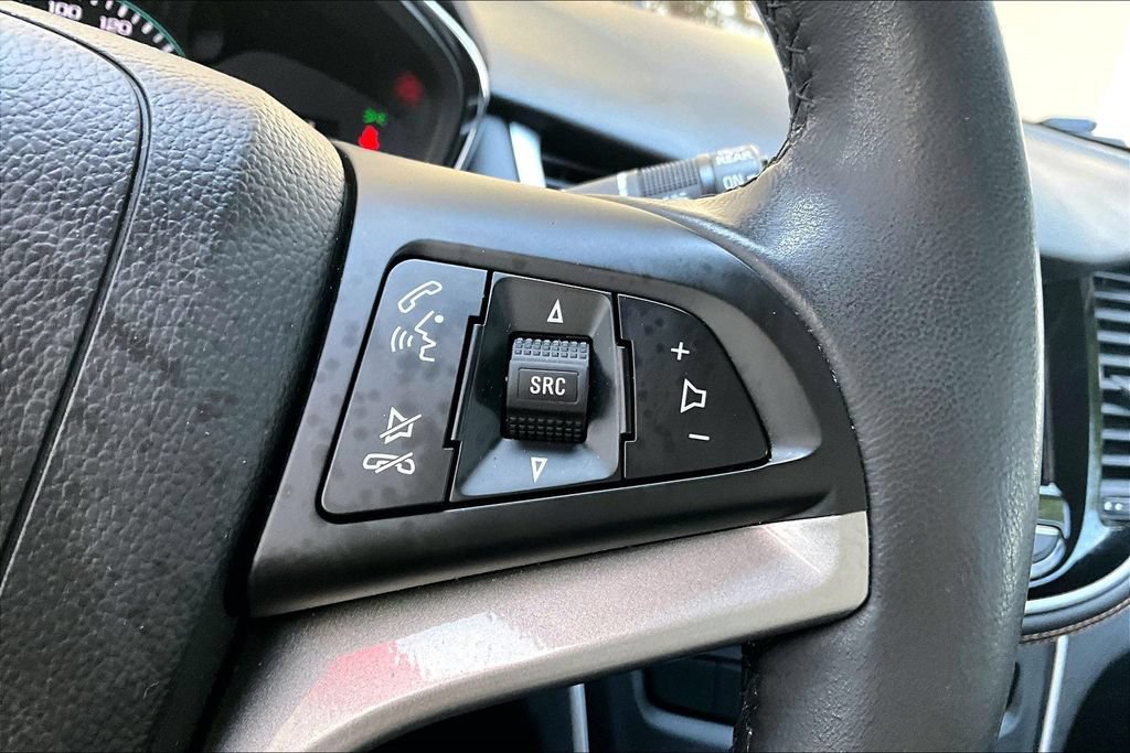 Used 2022 Chevrolet Trax LT w/ LT Convenience Package FWD image 11