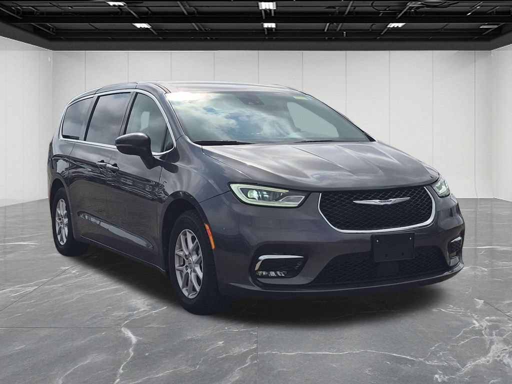 Used 2023 Chrysler Pacifica Touring-L FWD image 7
