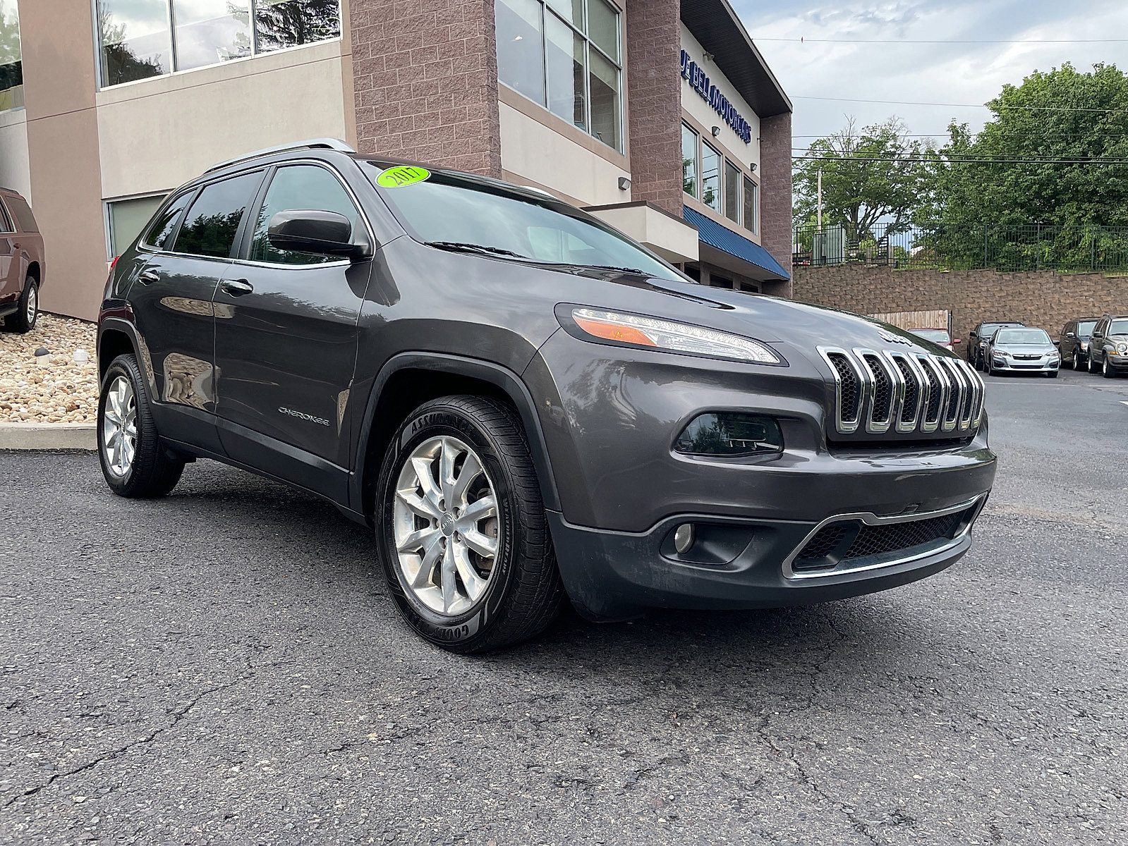 Used 2017 Jeep Cherokee Limited image 14