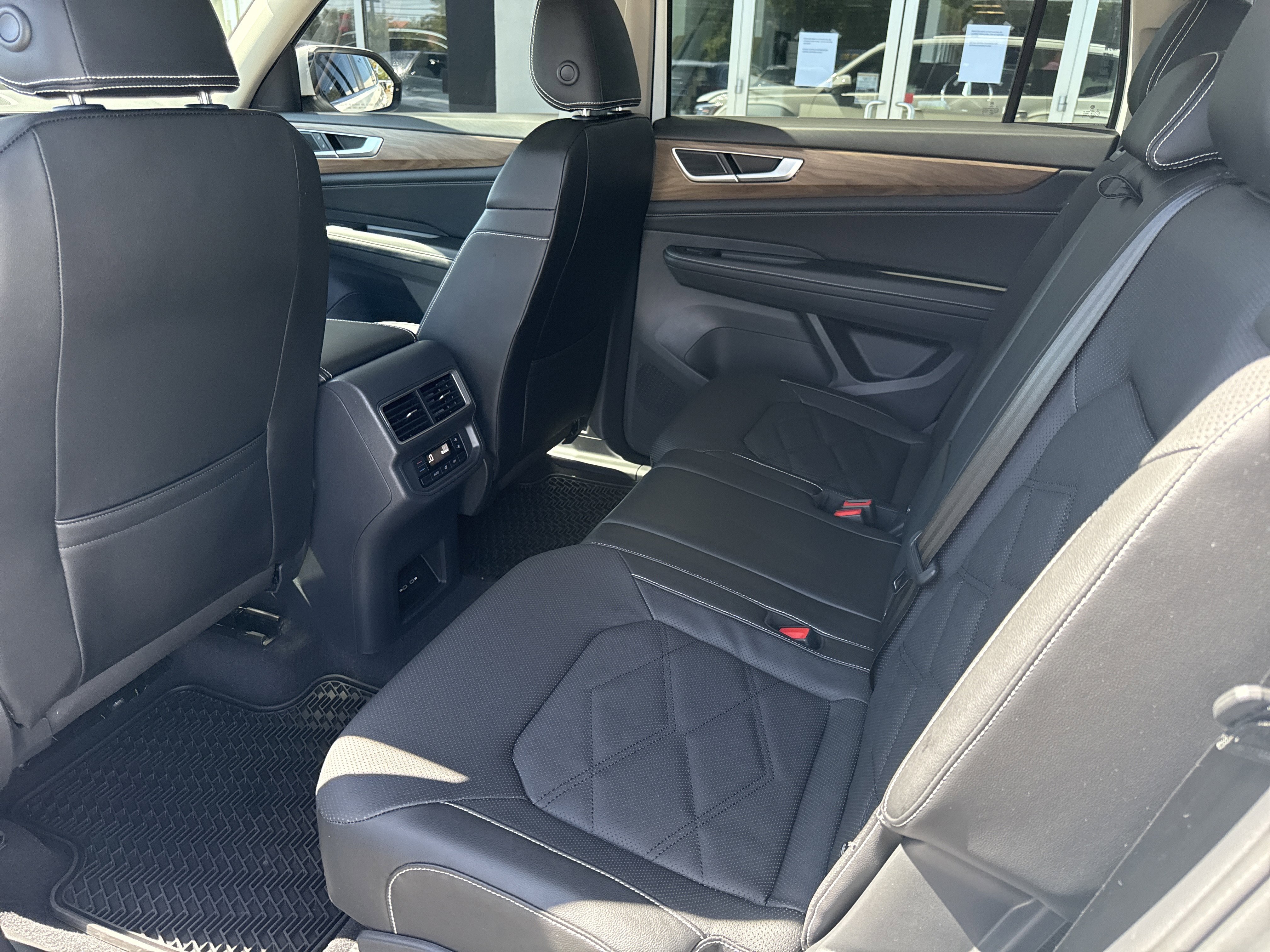 Used 2024 Volkswagen Atlas SE FWD image 12