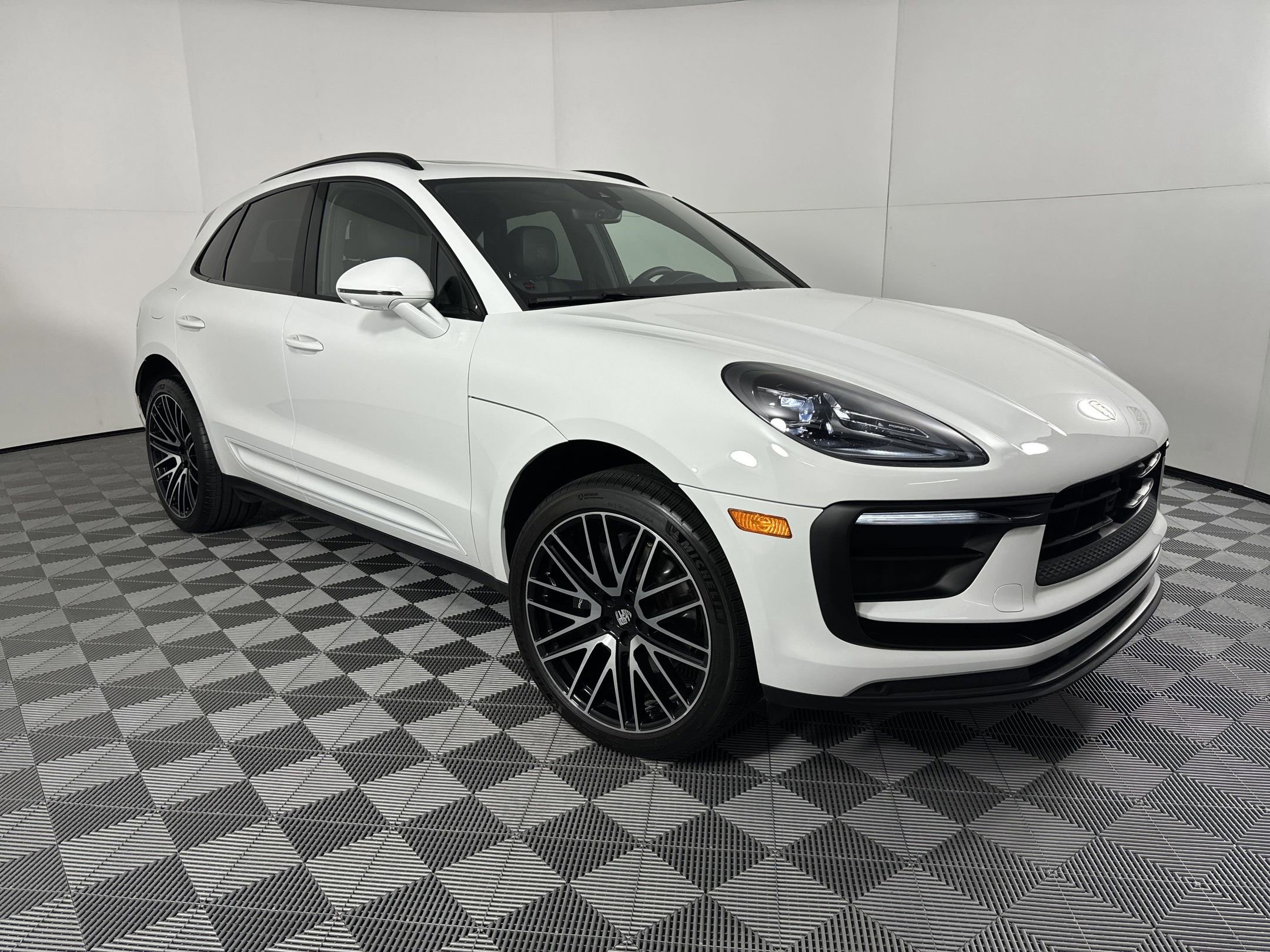 Certified 2025 Porsche Macan image 7