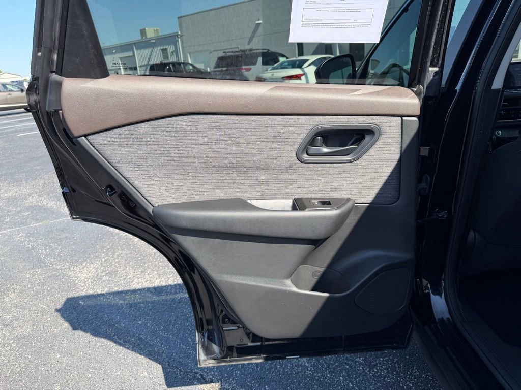 Used 2023 Nissan Rogue S AWD/4WD image 16