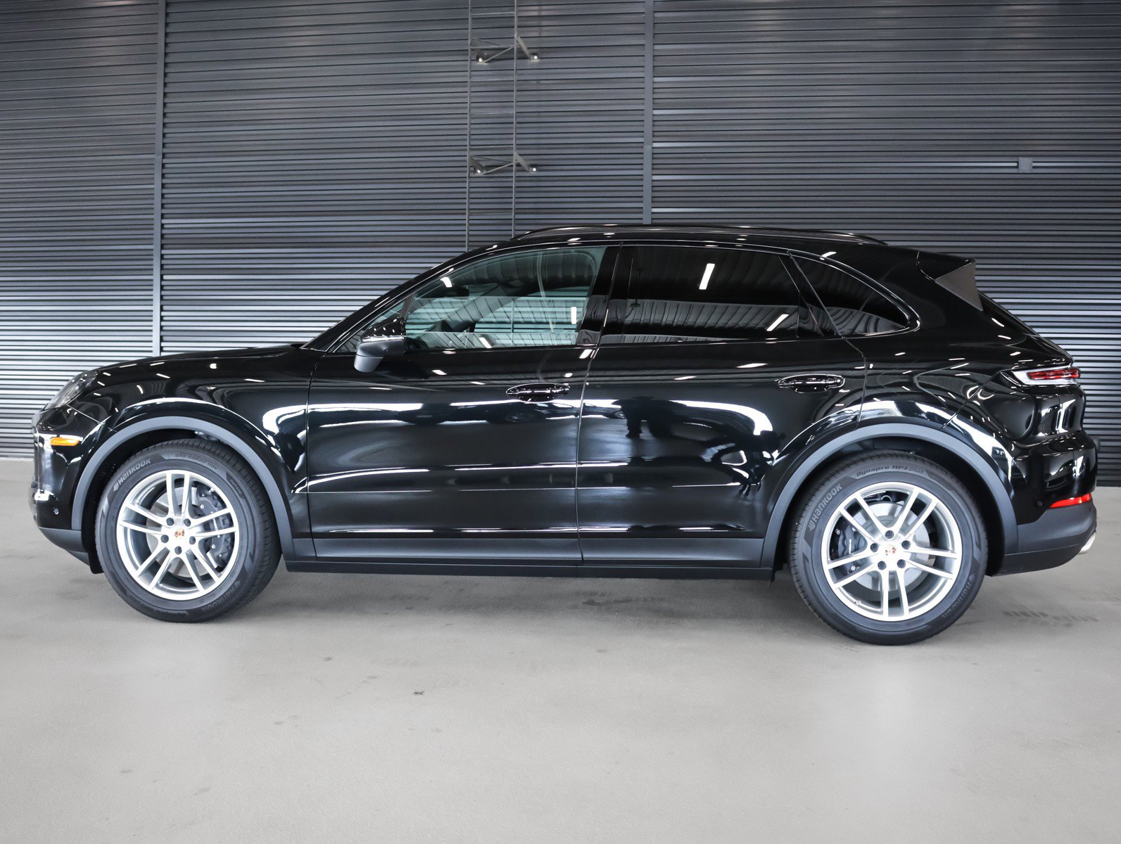 Certified 2025 Porsche Cayenne AWD/4WD image 2
