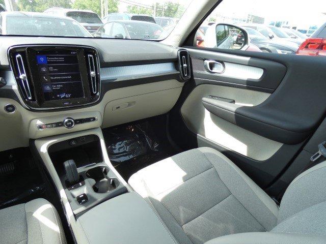 Used 2020 Volvo XC40 T4 Momentum image 13