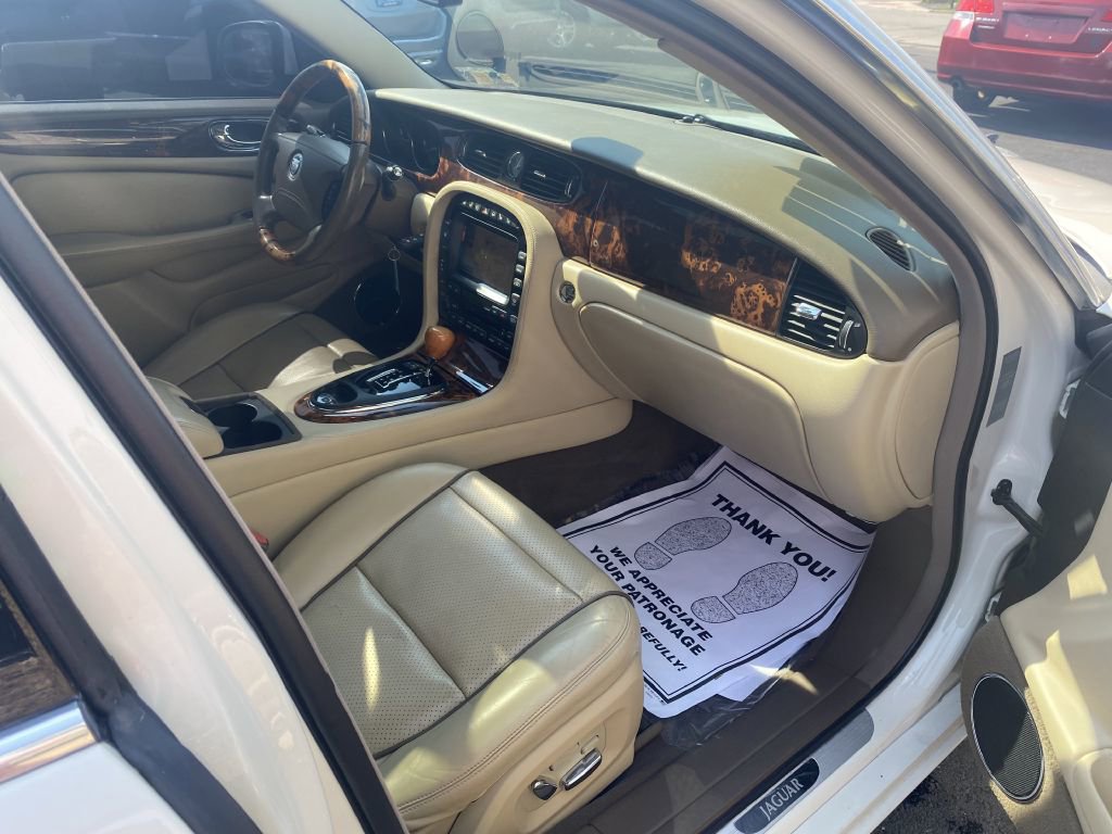 Used 2008 Jaguar XJ8 image 17