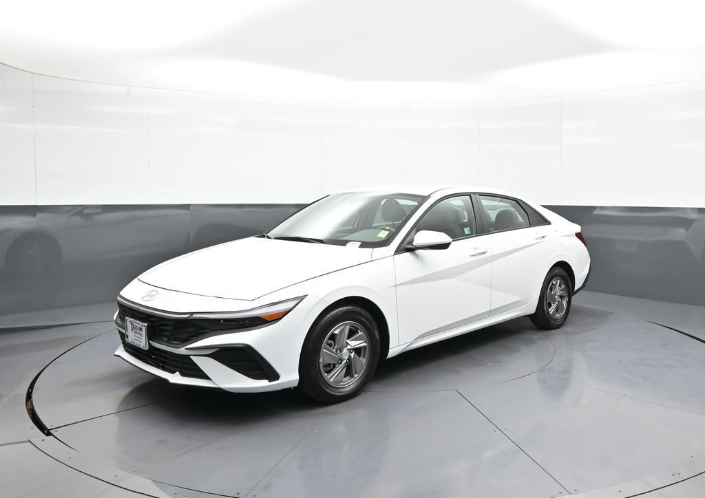 Certified 2025 Hyundai Elantra SE w/ Cargo Package FWD image 1