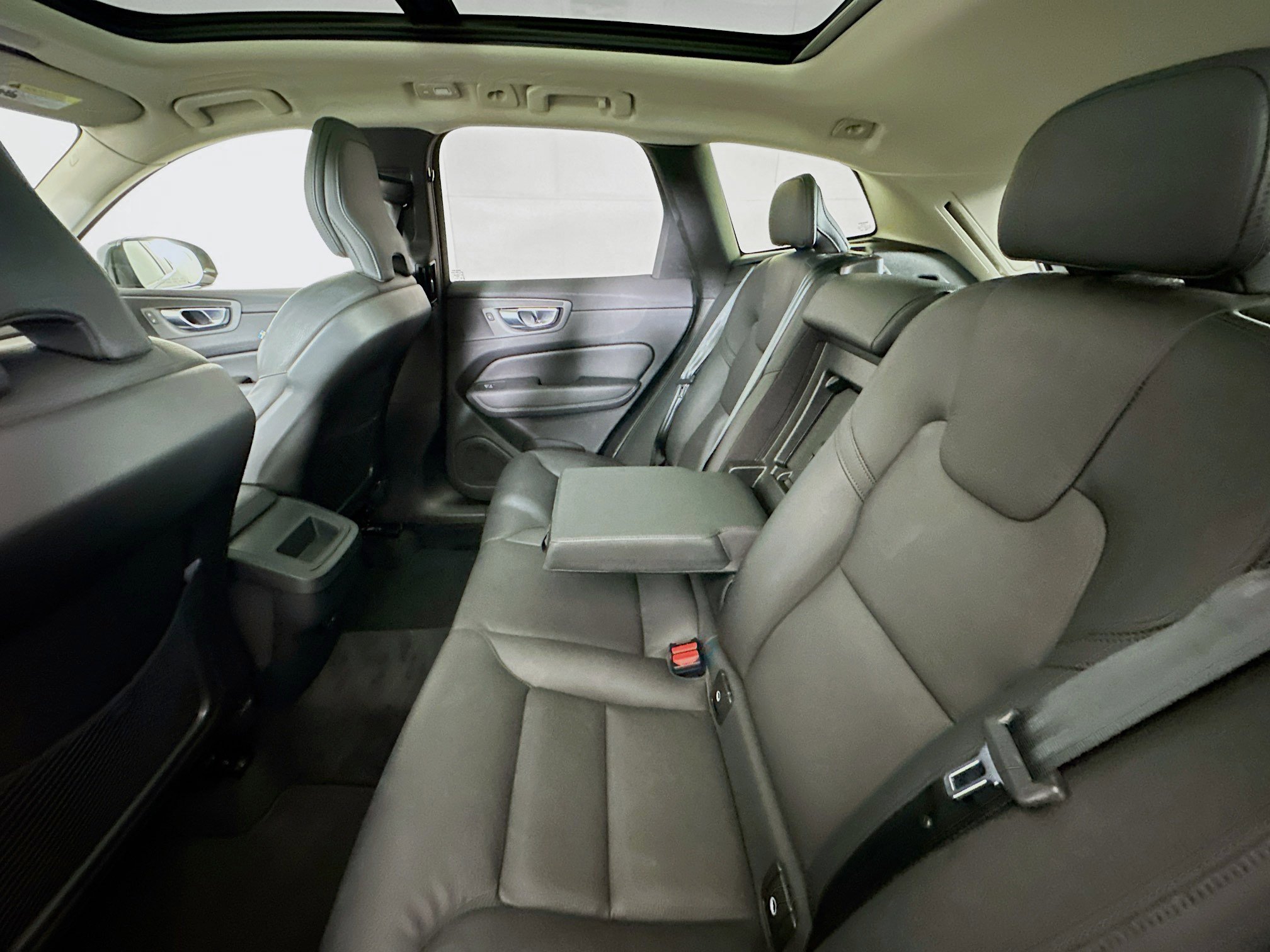 Used 2025 Volvo XC60 B5 Plus image 28
