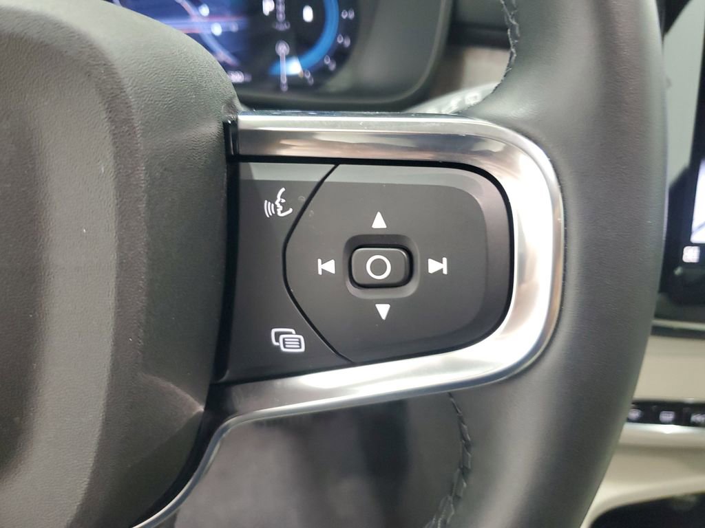 New 2025 Volvo XC40 B5 Plus AWD/4WD image 25