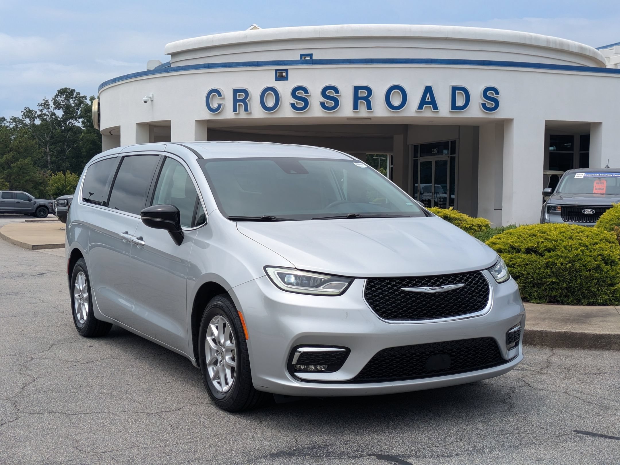 Used 2024 Chrysler Pacifica Touring-L FWD image 1