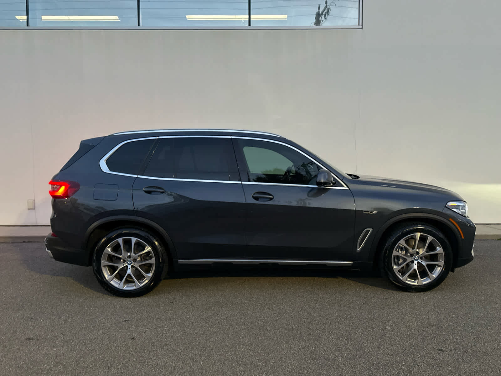 Used 2022 BMW X5 xDrive45e w/ Parking Assistance Package AWD/4WD image 3