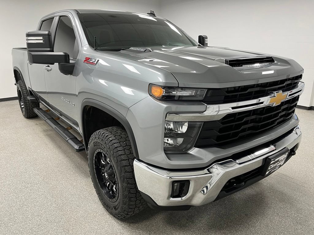 Used 2025 Chevrolet Silverado 2500 LT w/ Convenience Package AWD/4WD image 2