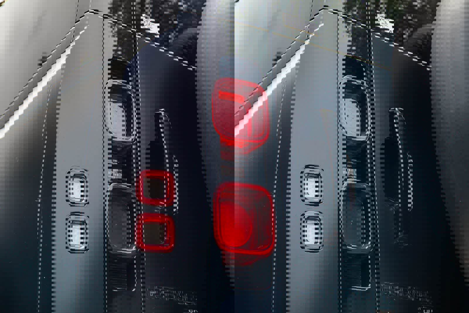 Used 2023 Land Rover Defender 130 X-Dynamic SE image 7