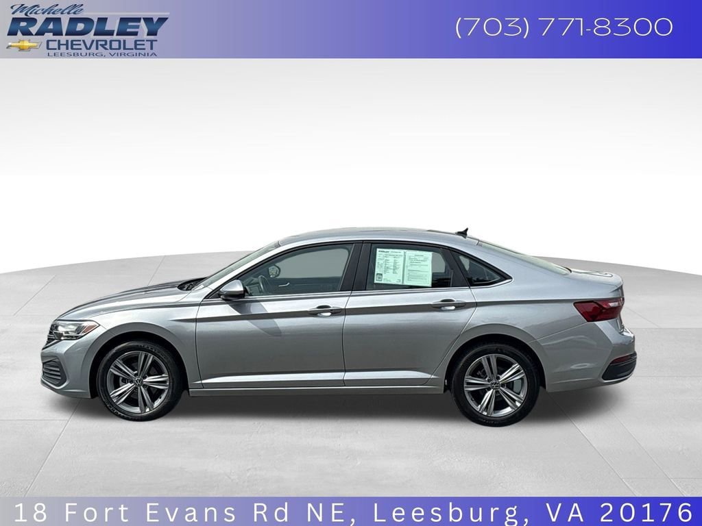 Used 2024 Volkswagen Jetta SE FWD image 2