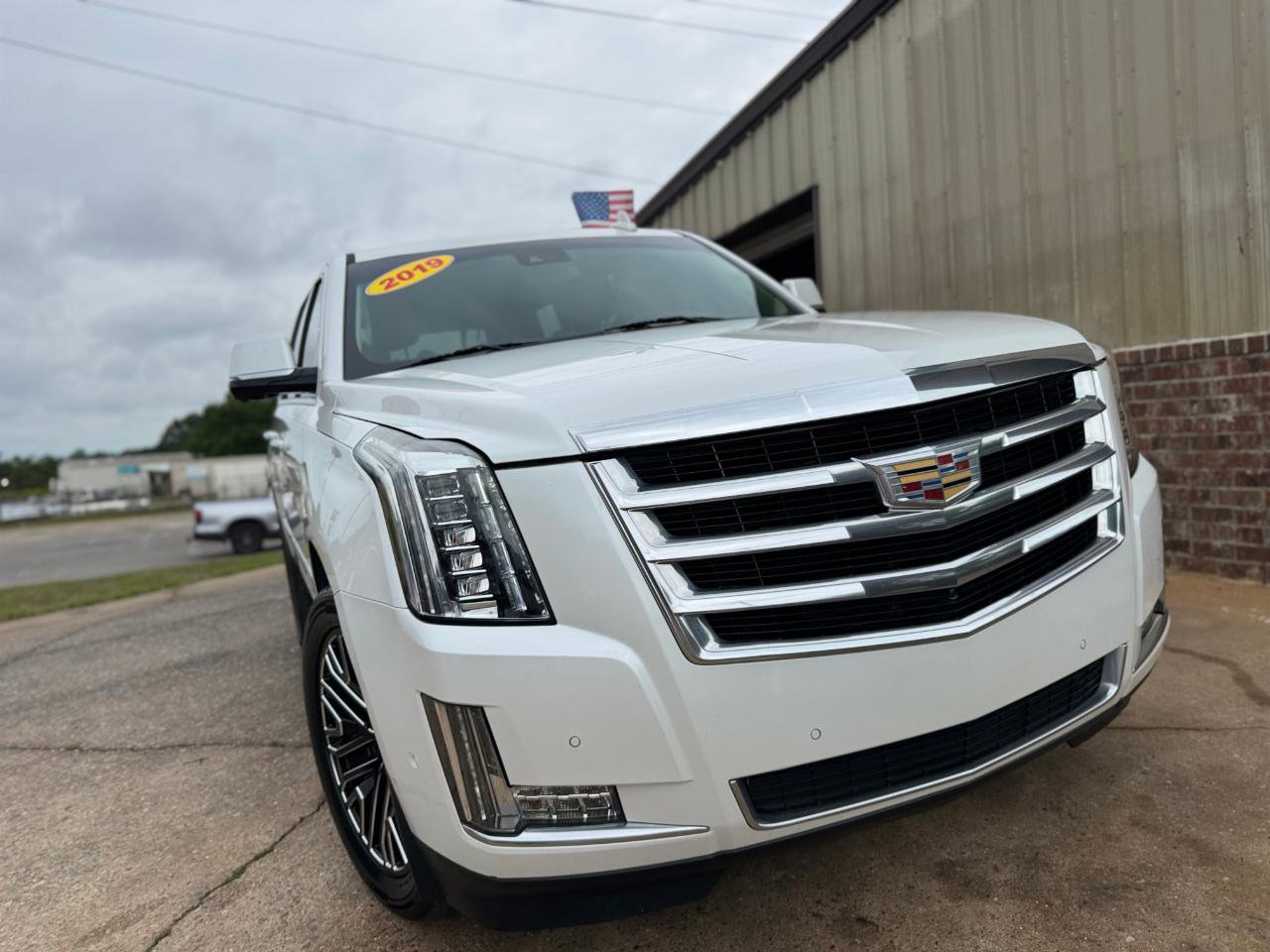 Used 2019 Cadillac Escalade Luxury RWD image 2