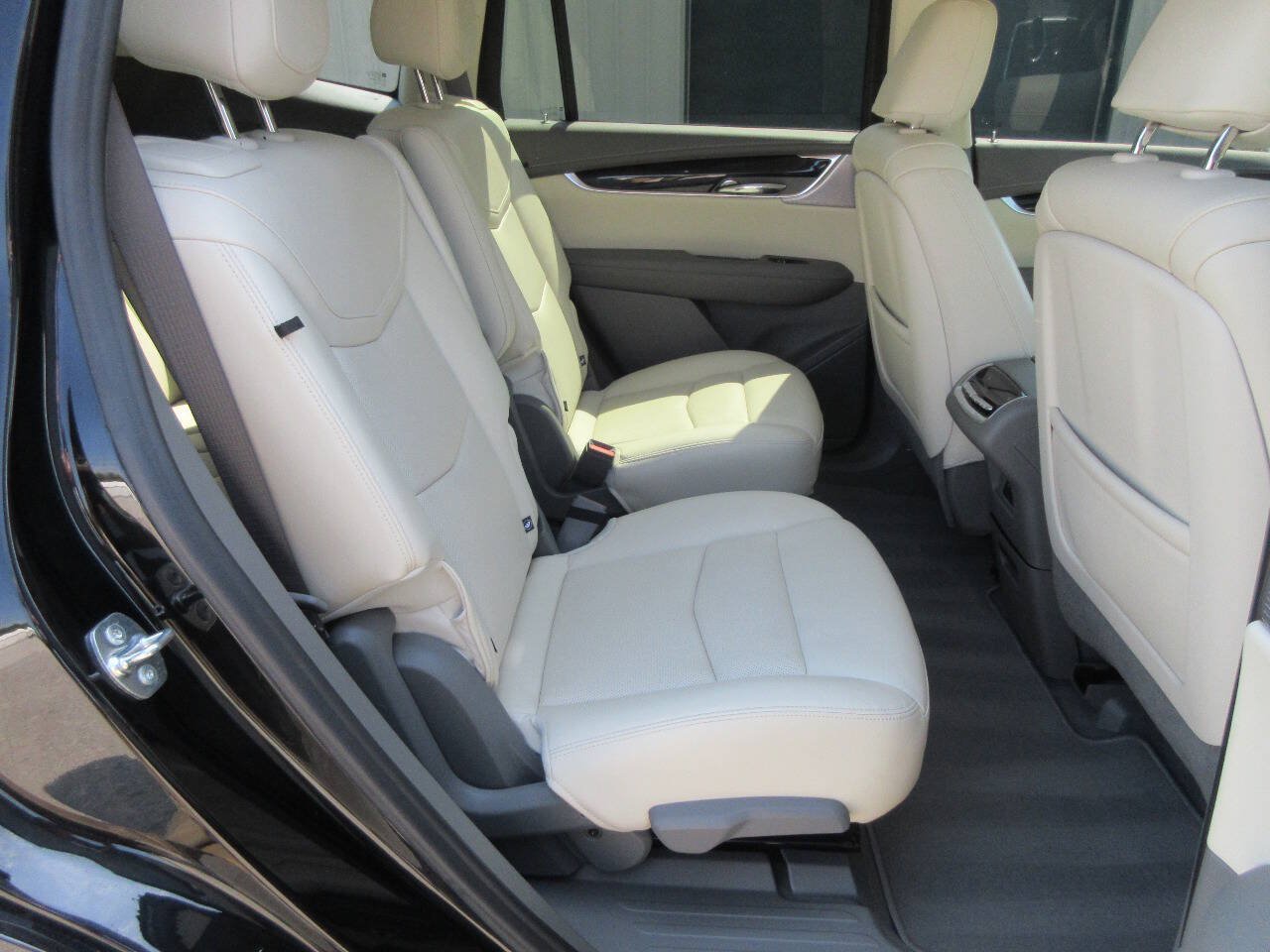 Used 2025 Cadillac XT6 Premium Luxury w/ Technology Package FWD image 15