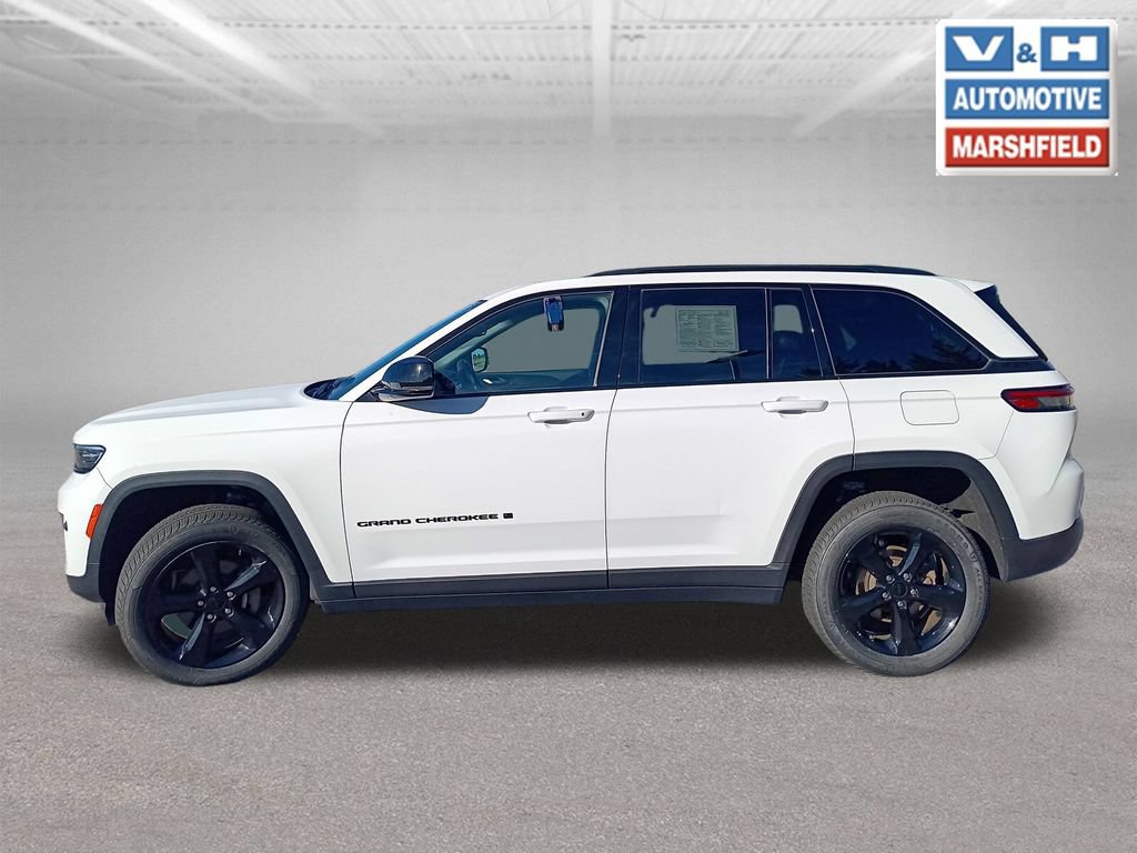 Used 2023 Jeep Grand Cherokee Altitude AWD/4WD image 3