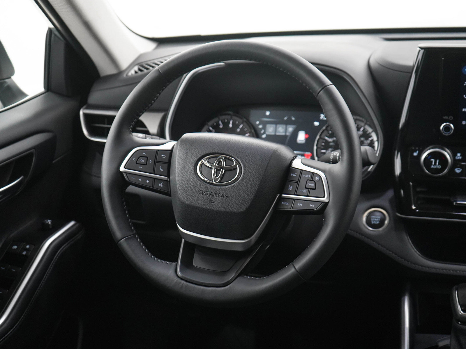 Used 2025 Toyota Highlander XLE AWD/4WD image 14
