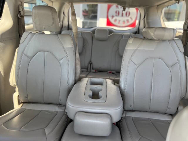Used 2017 Chrysler Pacifica Touring-L w/ Tire & Wheel Group image 14