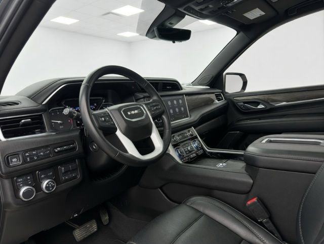 Used 2021 GMC Yukon XL Denali w/ Denali Premium Package image 9
