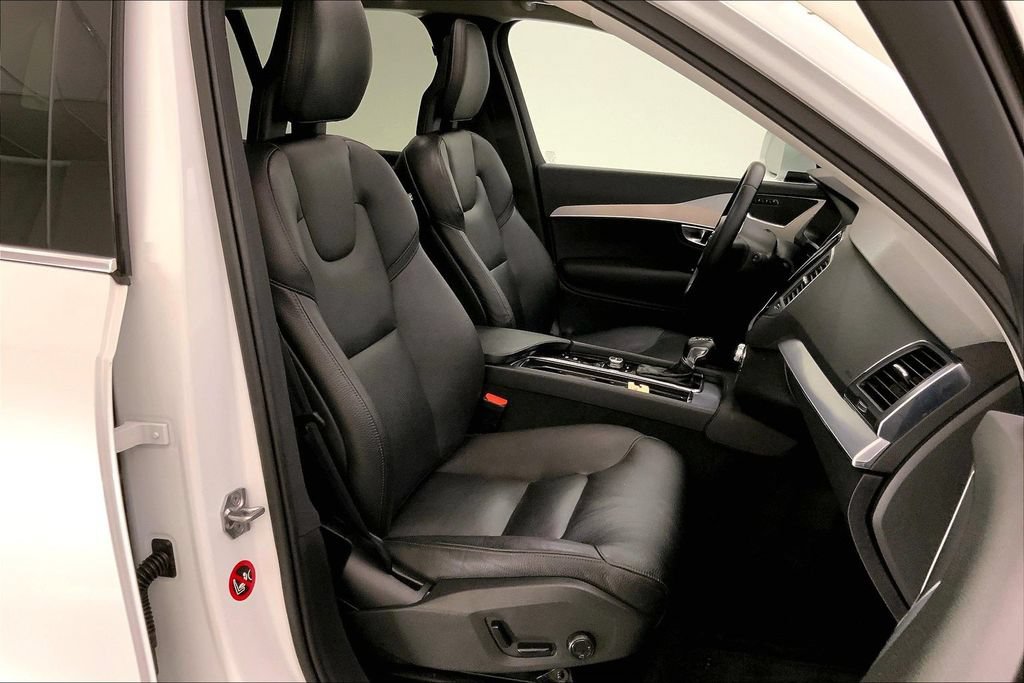 Used 2017 Volvo XC90 T6 Momentum w/ Vision Package AWD/4WD image 6