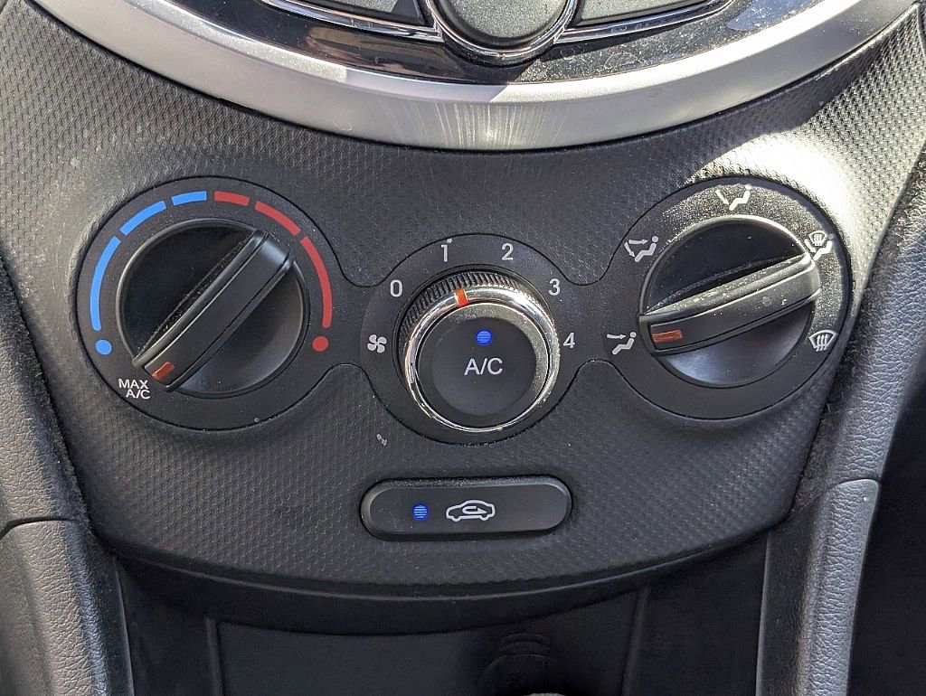 Used 2013 Hyundai Accent SE FWD image 18