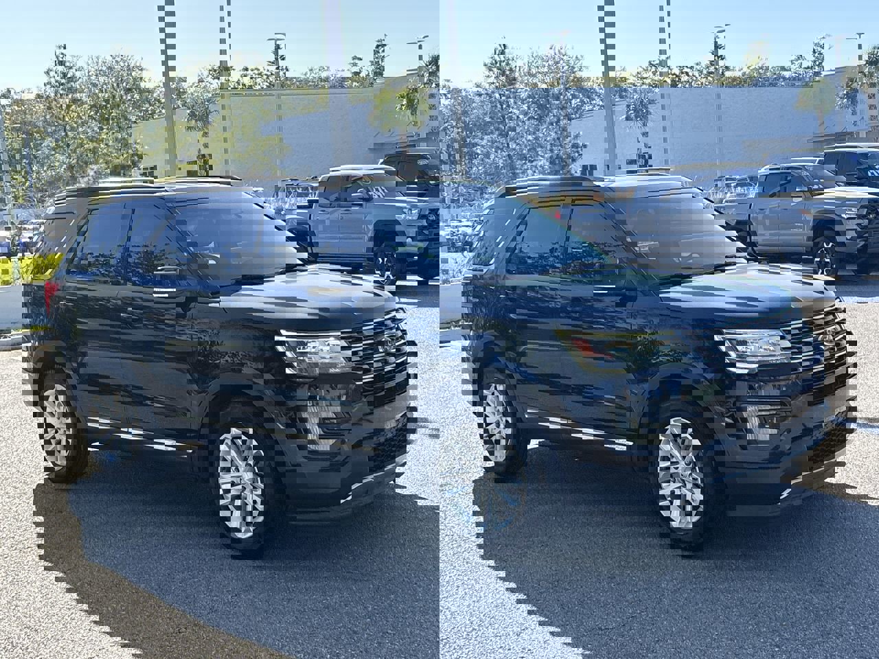 Used 2017 Ford Explorer XLT w/ Equipment Group 201A image 9