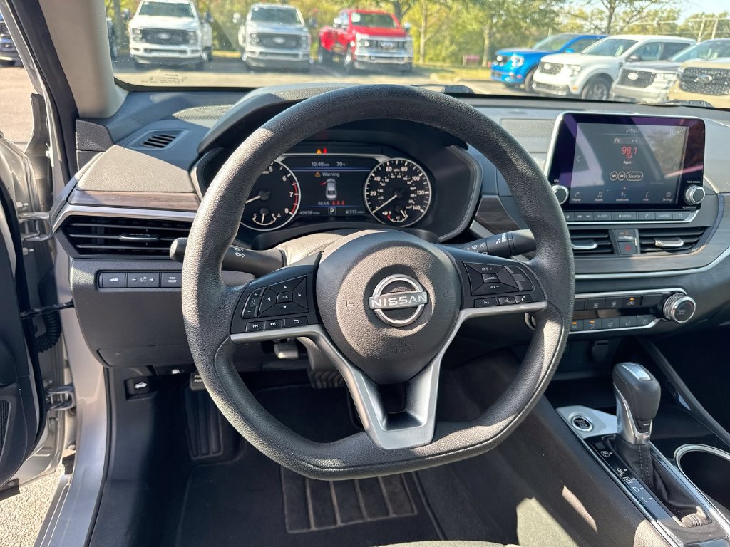 Used 2024 Nissan Altima 2.5 SV FWD image 11