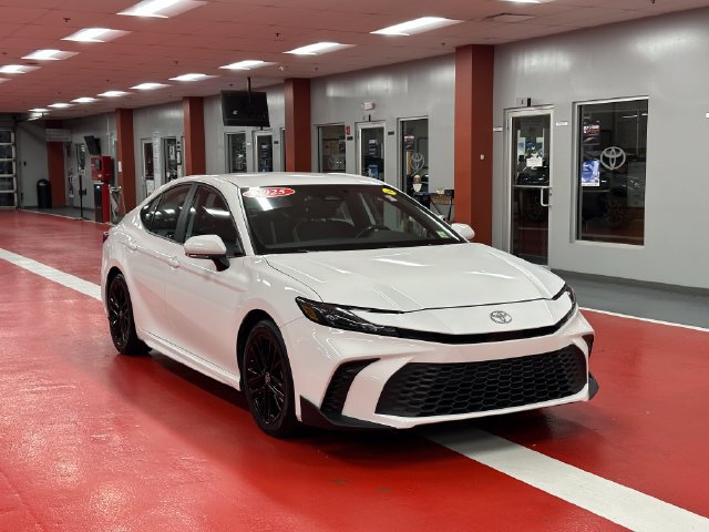 Used 2025 Toyota Camry SE FWD image 2