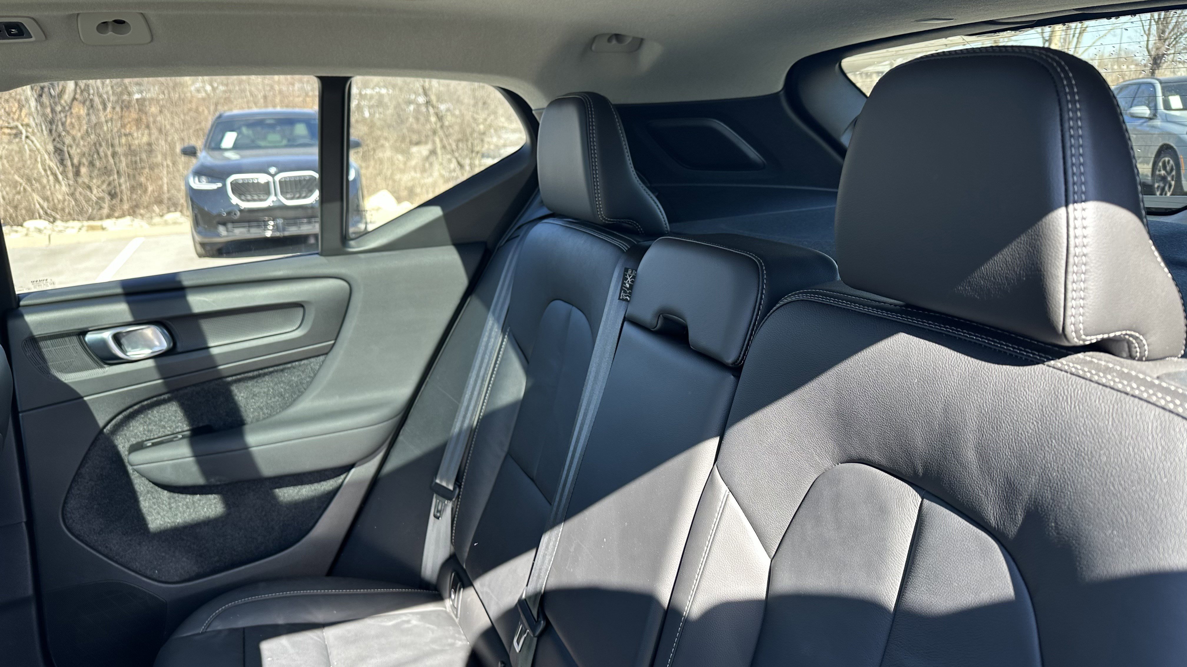 Used 2022 Volvo XC40 T5 Momentum w/ Premium Package image 32