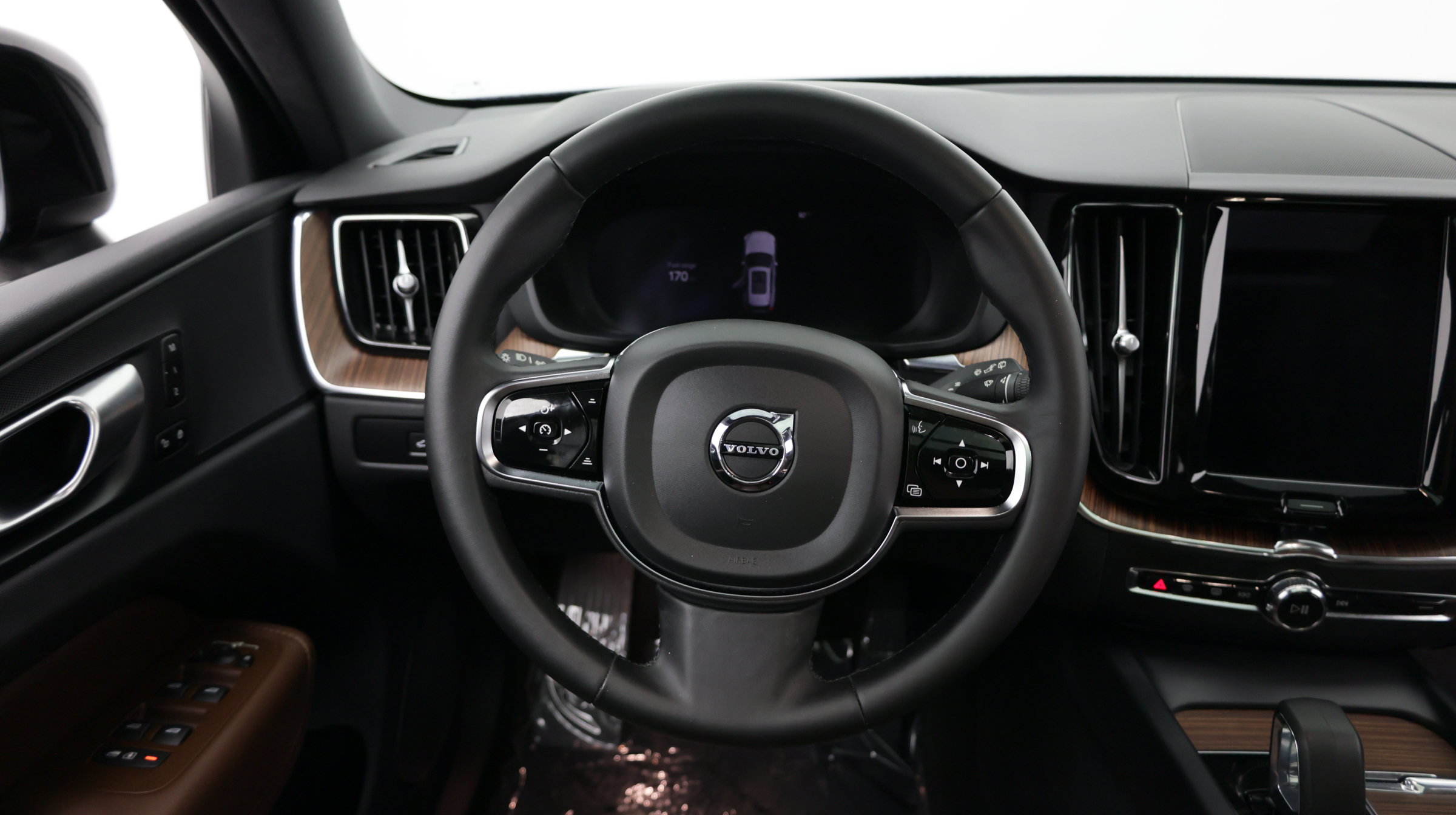 Used 2024 Volvo XC60 B5 Plus AWD/4WD image 25