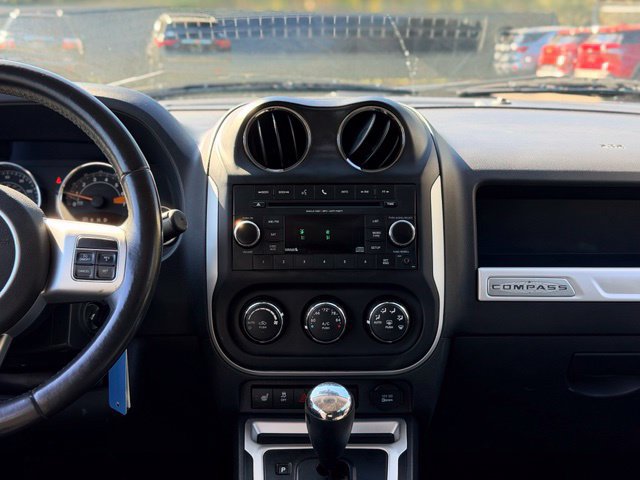 Used 2017 Jeep Compass Latitude FWD image 18