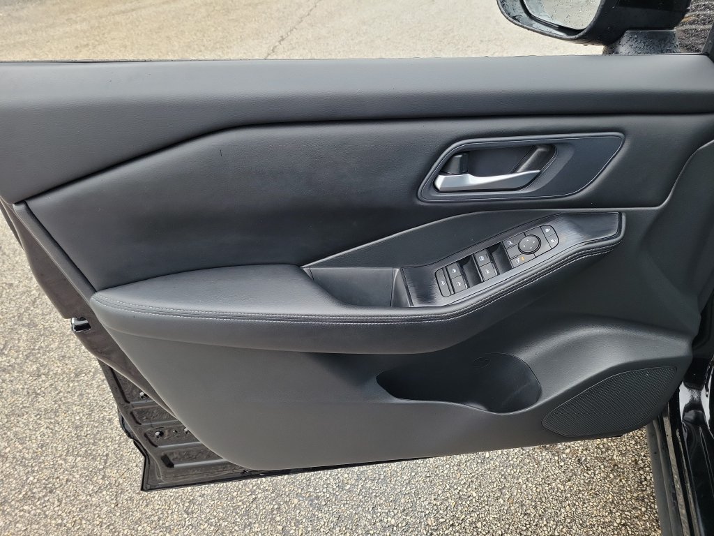 Used 2024 Nissan Rogue SV FWD image 13