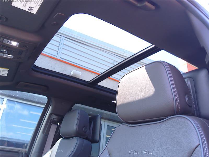 Used 2024 GMC Yukon XL Denali w/ Advanced Technology Package AWD/4WD image 5
