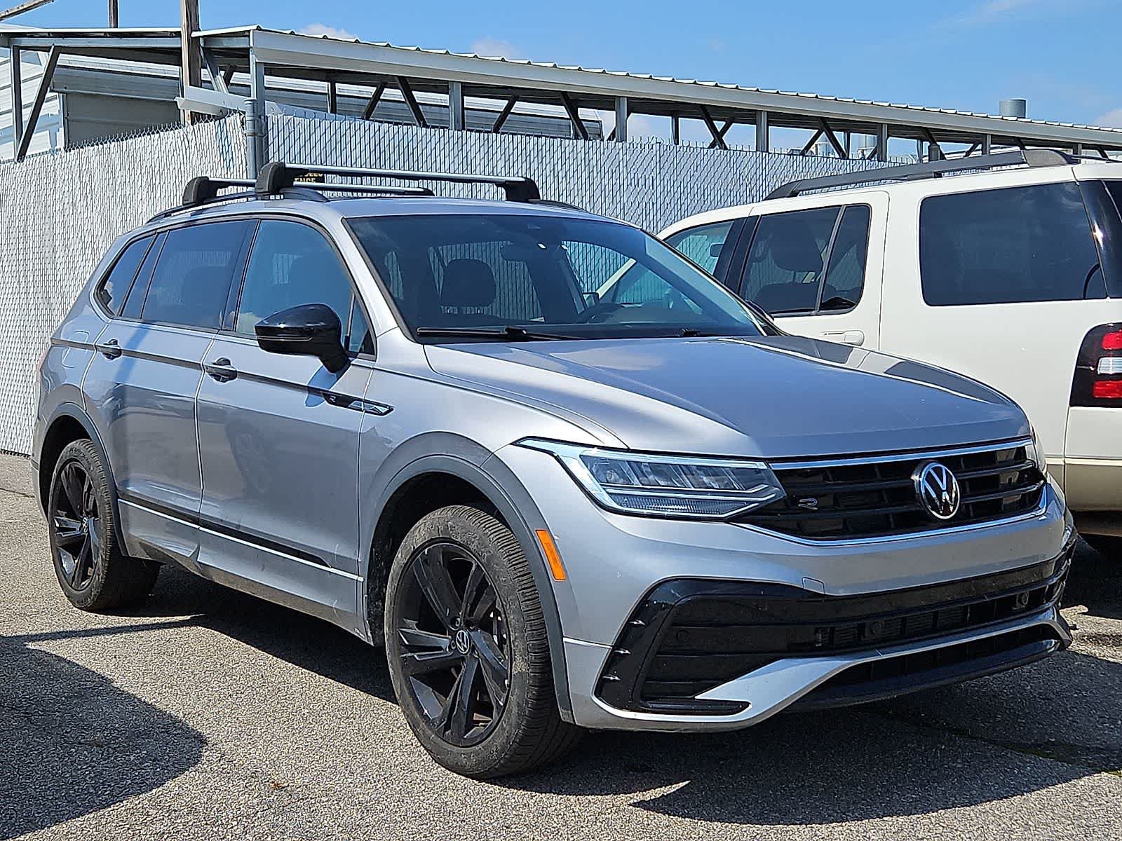 Used 2024 Volkswagen Tiguan SE R-Line AWD/4WD image 2