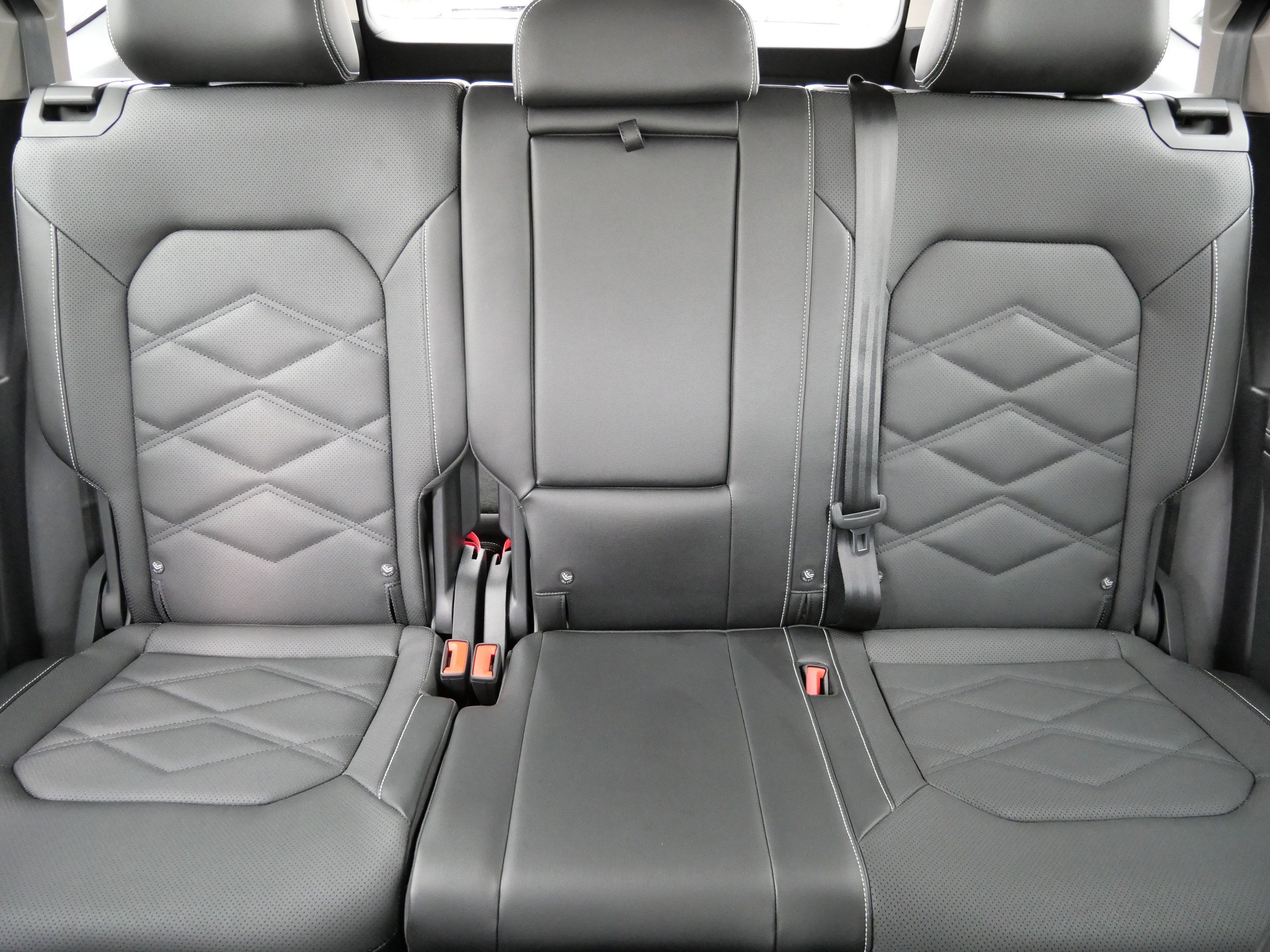 Certified 2024 Volkswagen Atlas SE w/ Black Wheel Package image 13