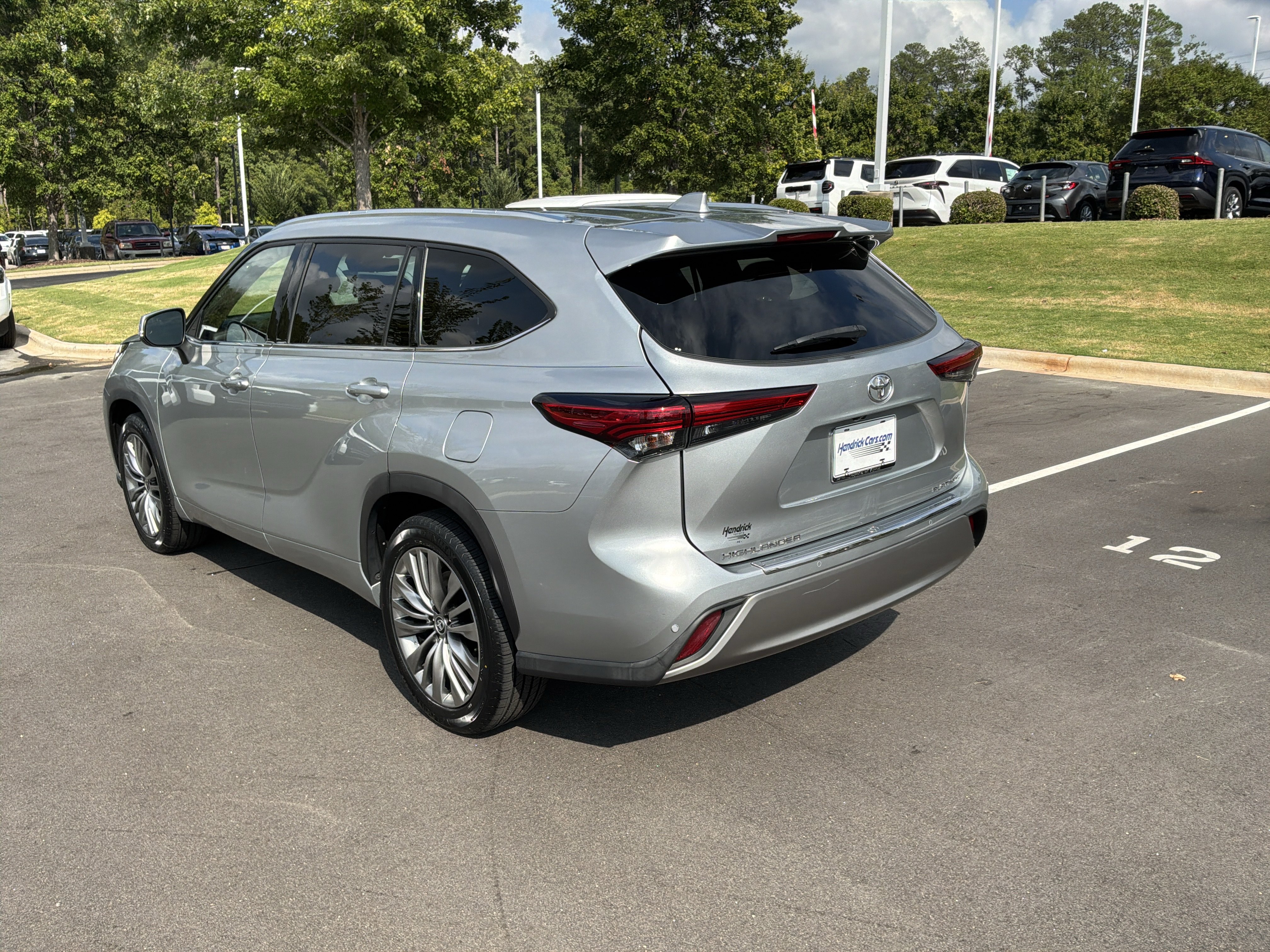 Used 2022 Toyota Highlander Platinum FWD image 8