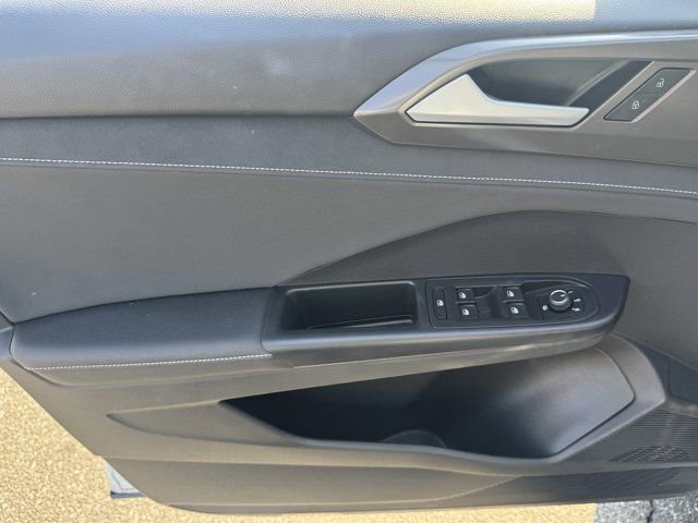 Used 2025 Volkswagen Taos SE image 26